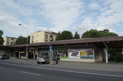 Pawilon przy ul. Hetmańskiej 31, przekształcony. Oryginalne przeszklenie elewacji zostało zlikwidowane i zastąpione oknami z PCV, powielającymi historyczny pas przeszklonej płaszczyzny, tworzonej przez prostokątne kwatery. Ściany pawilonu są otynkowane a cok&oacute;ł obłożony płytkami ceramicznymi. Fot. Ludmiła Łapka